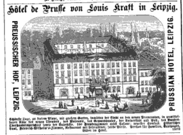 Schwarze und weiße Anzeige für ein Hotel in Leipzig, Deutschland, das das Gebäude, umgebende Bäume und Menschen zeigt, begleitet von beschreibendem Text.