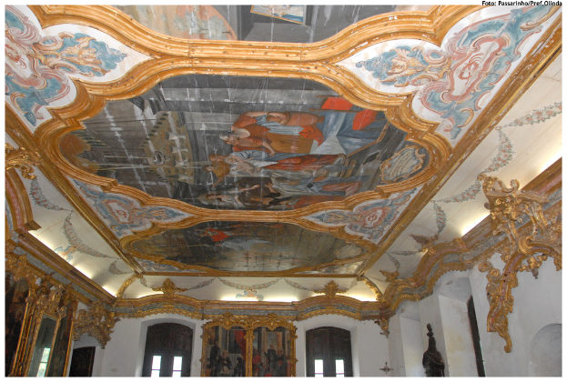 Das Bild zeigt architektonische Zeichnungen eines Daches und Wände, wobei das Dach links und die Wände rechts zu sehen sind.