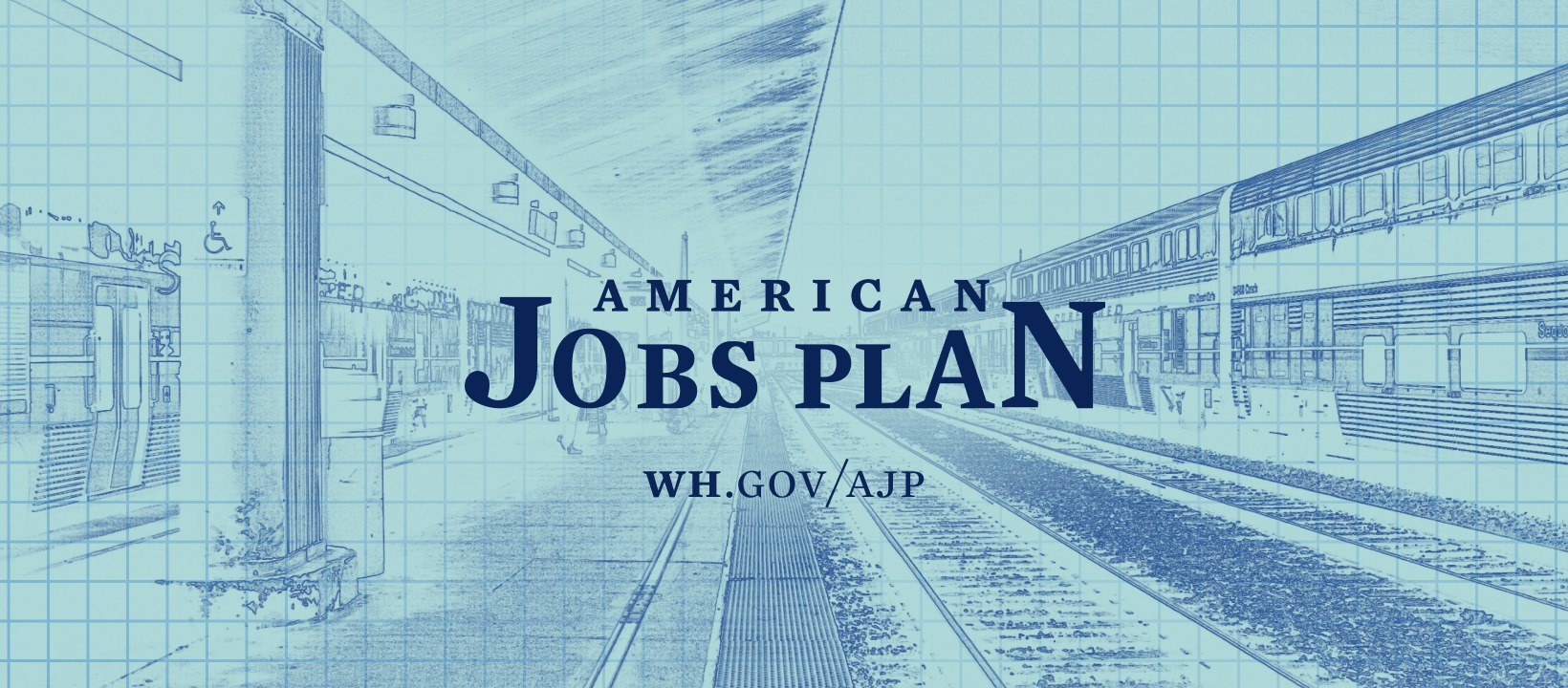 Blaupause eines Bahnhofes mit der Aufschrift "American Jobs Plan" und einem Zug auf der rechten Seite sowie Eisenbahnschienen daneben.